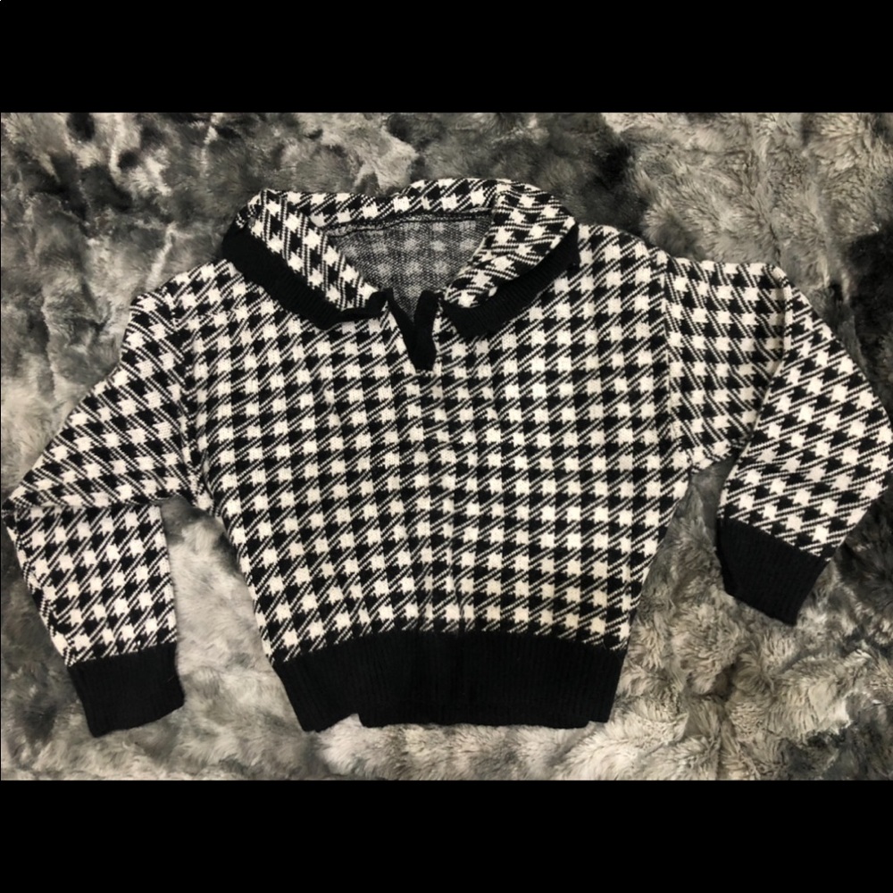 LIKE NEW COLLAR / PLAID / CHECKERS / PATTERNED CROP BLACK AND WHITE SWEATER